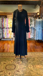 Vivi Dress by Dian Pelangi LIMITED EDITION Busana Muslim Maxi Gamis Abaya Kaftan Gaun Busui Pesta Pernikahan Kondangan Lebaran Wanita Cantik Anggun Modis Modern Simple Elegan Mewah Casual Formal Model Korea Terbaru Motif Hitam Polos Kekinian