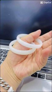 Vòng tay đá Mã Não Trắng bản cối 1 sen mang lại May mắn và Hạnh Phúc cho Nữ.