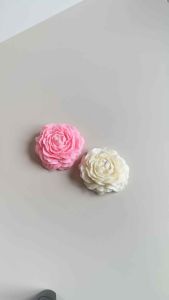 เทียนหอม เทียนหอมดอกโบตั๋น มีความเชื่อว่าจะทำให้ความรักสมบูรณ์และหอมหวาน เทียนหอมไขถั่วเหลือง เทียนหอมบูชาเทพ ขนาด 7*7 เซนติเมตร กลิ่นหอมอยู่นาน วางในบ้านจะทำให้บ้านดูหรูหราแล้ว ยังทำให้บ้านมีกลิ่นหอมตลอดเวลาค่ะ