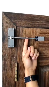 Aluminum alloy simple door closer automatically closes the door behind the door