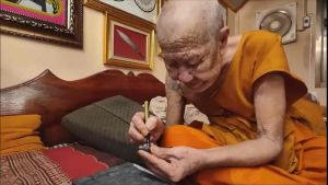 Thai Amulet 古贝叶经书灰料 威曼崇迪佛 龙普帝高僧 佛历2562年 背面是由龙普帝亲手在牌后额外刻写经文 限量制作 1000 尊 Phra Somdej Wekman Lang Phra Mea Toranee Ner Phong BaiLan Luang Phu Tee Wat Don Neramit B.E.2562