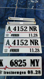 Plat nomor motor akrilik timbul sepasang bonus dudukan