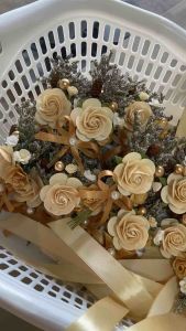 เข็มกลัดดอกไม้ ข้อมือเพื่อนเจ้าสาว ครีมน้ำตาลทอง