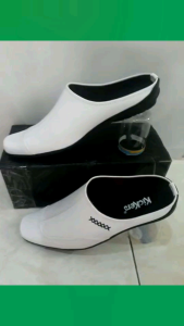 Sepatu Sandal Slop Putih Merk Kinkers