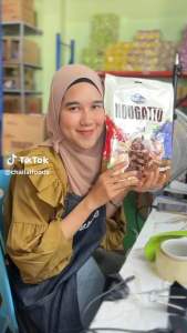 [3 in 1] (300 กรัม) Nezline Nougatto Nougat Crisp นูกัตโตะ ขนมนูกัต มาเคียโต้ 3 รสชาติใน 1 ห่อ ช็อกโกแลต สตรอ บลูเบอร์รี