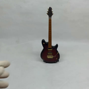 Vintage Dekorasi Pajangan Patung Miniatur Ukir Ukiran Gitar Kayu Lawas Jadul