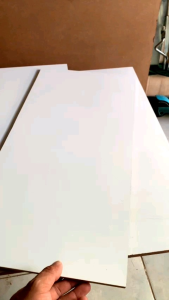 Mdf 8mm trắng 1 mặt làm kệ mặt bàn phông chụp ảnh