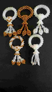 พวงมาลัยคริสตัลสีขาวใสและสีทอง