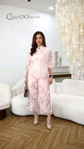 ชุดเซ็ทผ้าไหมผสมซิลล์ญี่ปุ่นเกรดพรีเมี่ยม ผ้าสวยมากค่ะ มาพร้อมลายพิมพ์ดอกซากุระ ผ้าตกแต่งดอกไม้ลอยเล็กๆทั่วทั้งตัว ดีเทลเพิ่มด้วยงานผ้าลูกไม้นำมาแต่งได้สวยลงตัวมากค่ะ ชุดมีซับในทั้งตัว สวยมากค่ะ มี 4 สี ชมพู ฟ้า ครีม แดง ​