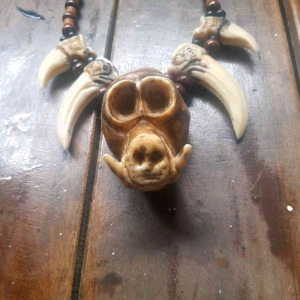 Kalung Etnik Tribal Resin Tengkorak dengan Ornamen Taring Unik