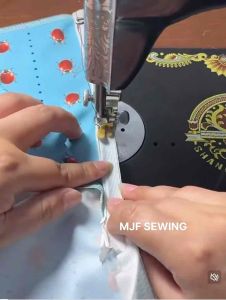 ตีนผีล้อลูกกลิ้งT3-L(N-19) ตีนผีล้อพื้นไฟเบอร์ สำหรับจักรเล็กหัวดำ 3 IN 1 ปรับเย็บได้ 3 แบบในตัวเดียว รูซ้าย รูขวา ตรงกลาง