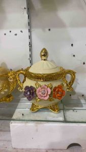 Pajangan Hias Cream dengan 3 Bunga: Penghias Ruangan dengan Desain Elegan