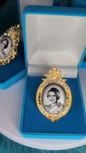 ล็อคเก็ตพระพันปีหลวงล้อมพลอย งานพรีเมี่ยม (พร้อมกล่อง)