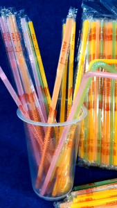 Sedotan steril bengkok warna neon higienis bungkus plastik