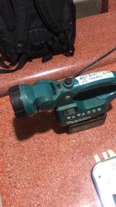 Đèn pin kiêm radio makita pin 18v