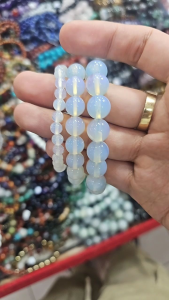 หินมูนสโตน (Moonstone) หินของนักเดินทาง ช่วยปกป้องนักเดินทางในยามกลางคืน เนื่องจากความสวยงามและคุณค่าของหินมูนสโตนจึงเป็นที่นิยมสวมใส่เป็นเครื่องรางเพิ่มบุคลิกภาพ ขนาด : 8mm 10mm 14mm