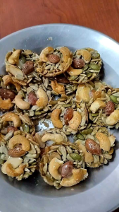 florenta kacang健康坚果饼干，14pcs坚果饼干，florentine biscuit Germany Florentine biscuit with 5 type nut 葵花瓜子杏仁粒南瓜子腰豆杏仁片饼干 一款饼干包含5种坚果， 南瓜子labu seed， 葵花瓜子guazi， 杏仁片almond slide， 腰豆 Cashew nuts 杏仁粒 whole almond Florentine:Germany Florentine 每天都有制作的饼干，招收代理，绝对新鲜