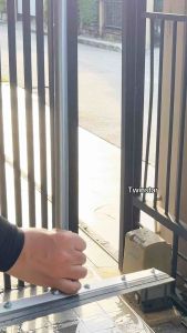 ไม้รีดน้ำด้ามเหล็กหนา 2 ท่อน ปรับระดับสั้น-ยาวได้ ด้ามยาว 130 เซนติเมตร