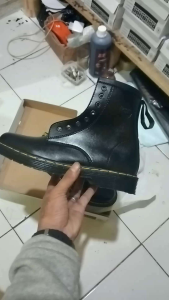Sepatu Docmart 8Holl Pria Dr.Martens Free Box