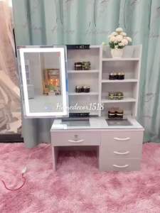J02- Bàn trang điểm ngồi bệt gương đèn led cảm ứng đổi 3 màu. Mặt bàn kính có tủ trong gương và chắn kệ