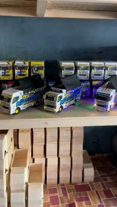 Mainan Truk Oleng Wahyu Abadi: Miniatur Truk & Perayaan Valentine