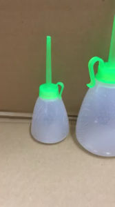 Set 2 bình nhựa cùng 1 cỡ bình dùng để đựng dầu máy nhưng không có dầu bên trong