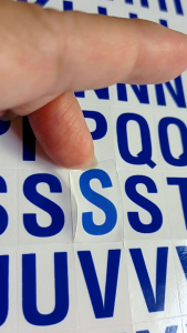 สติ๊กเกอร์ภาษาอังกฤษ สูง1.8cm พื้นใส ไดคัทสี่เหลี่ยม สีน้ำเงิน เหลือง ขาว ดำ แดง ภาษาอังกฤษ อังกฤษ