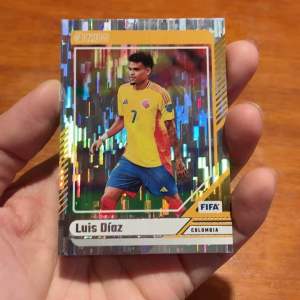 LUIZ DIAZ ⚽️ ลิเวอร์พูล บาเยิร์น โคลัมเบีย ⚽️ การ์ดสะสมฟุตบอล FIFA ⚽️ Donruss SILVER FOIL CARD 🇨🇴 Colombia ⚽️ Liverpool หงส์แดง 🇬🇧 แชมป์ 🏆 Bayern zMunich ⚽️