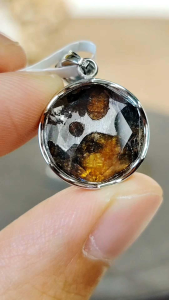 (100% Natural) Natural Olivine Meteorite Pallasite David Star Pendant OMP02 - Silver setting - Meteorite inlay - Faceted surface - Handheld - Jewelry display