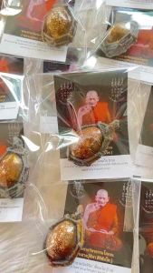 เบี้ยแก้หลวงปู่ศิลา หลังตะกรุดงานทักเชือก เบี้ยแก้หอยแท้ พร้อมบทสวดยันต์เหนือดวง เบี้ยแก้ลูกใหญ่