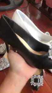 Giày cao 9 phân gót nhọn kín gót gắn đá vuông to lấp lánh