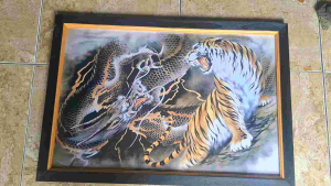 Hiasan dinding cetak gambar plus bingkai Harimau dan Naga ukuran 45cm x 65cm