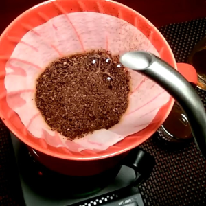 Kopi Bubuk Robusta Asli Lampung Premium 500gr (Bean Roastery) - Kemasan hitam dengan desain emas tiga kantong untuk penyajian kopi tradisional.
