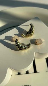 🦢 nice accident 🩰✨ So Croissant Stud Earrings | ต่างหูครัวซอง ขนาดกลาง ดีเทลสวย