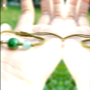 [Chi Chi] Vòng Tay Lắc Tay Handmade Mix Hạt Đá Đa Sắc Và Charm Chiếc Lá - MS087