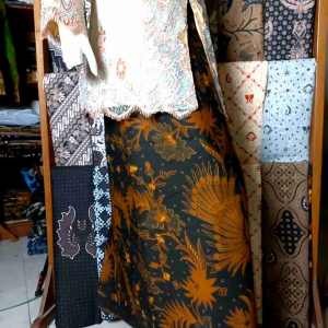Jarik Kamen Bawahan Kebaya dan Beskap Motif Merak Latar Hitam