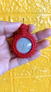 จี้เหรียญครุฑ2517 อัดกรอบ ประกบ 2 เหรียญ เชือกเทียนถัก