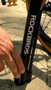 Pompa Ban Sepeda Rockbros A320 Murah 120 Psi Angin\\n\\n Apa Itu Pompa Ban Sepeda Rockbros A320?\\n\\nPompa ban sepeda Rockbros A320 adalah pompa angin sepeda berkualitas yang dirancang untuk memudahkan pengisian udara pada ban sepeda. Dengan kemampuan mencapai tekanan angin hingga 120 psi, pompa ini menjadi pilihan yang tepat bagi pengendara sepeda yang membutuhkan pompa ban sepeda murah dan handal.\\n\\n Spesifikasi & Keunggulan Produk\\n\\nPompa ban sepeda Rockbros A320 memiliki spesifikasi sebagai berikut:\\n\\n- Tekanan angin maksimum: 120 psi\\n- Material: Aluminium\\n- Panjang: 40 cm\\n- Berat: 0.5 kg\\n\\nKeunggulan produk ini antara lain:\\n\\n- Desain ergonomis dan ringan, sehingga mudah dibawa kemana-mana.\\n- Tersedia dalam berbagai warna menarik.\\n- Kompatibel dengan berbagai jenis ban sepeda.\\n\\n Perbandingan Dengan Pompa Ban Sepeda Lainnya\\n\\nDibandingkan dengan pompa ban sepeda lainnya, Rockbros A320 memiliki beberapa kelebihan, seperti:\\n\\n- Kemampuan mencapai tekanan angin hingga 120 psi.\\n- Desain ergonomis dan ringan.\\n- Harga yang lebih terjangkau dibandingkan dengan pompa ban sepeda berkualitas lainnya.\\n\\n Cara Menggunakan Pompa Ban Sepeda Rockbros A320\\n\\nBerikut adalah langkah-langkah penggunaan pompa ban sepeda Rockbros A320:\\n\\n1. Pastikan pompa dan ban sepeda bersih dan kering.\\n2. Hubungkan ujung pompa ke valve ban sepeda.\\n3. Tekan dan tarik pompa secara berulang hingga tekanan angin sesuai dengan kebutuhan.\\n4. Lepaskan pompa dari valve ban sepeda.\\n\\n Tips & Trik Penggunaan\\n\\nBerikut beberapa tips dan trik penggunaan pompa ban sepeda Rockbros A320:\\n\\n- Gunakan pompa secara perlahan dan tidak terlalu cepat untuk menghindari kerusakan pada ban sepeda.\\n- Jangan melebihi tekanan angin maksimum yang dianjurkan oleh produsen sepeda.\\n- Bersihkan pompa setelah penggunaan untuk menjaga kebersihan dan kinerja pompa.\\n\\n Kelebihan & Kekurangan Pompa Ban Sepeda Rockbros A320\\n\\n Kelebihan\\n\\nBerikut adalah beberapa kelebihan dari pompa ban sepeda Rockbros A320:\\n\\n- Kemampuan mencapai tekanan angin hingga 120 psi.\\n- Desain ergonomis dan ringan.\\n- Harga yang terjangkau.\\n\\n Kekurangan\\n\\nMeskipun memiliki banyak kelebihan, pompa ban sepeda Rockbros A320 juga memiliki beberapa kekurangan, seperti:\\n\\n- Tidak memiliki indikator tekanan angin.\\n- Ukuran pompa yang cukup panjang mungkin membuatnya sulit untuk dibawa kemana-mana.\\n\\n Kesimpulan & Rekomendasi\\n\\nPompa ban sepeda Rockbros A320 adalah pilihan yang tepat bagi pengendara sepeda yang membutuhkan pompa ban sepeda murah dan handal. Dengan kemampuan mencapai tekanan angin hingga 120 psi, desain ergonomis dan ringan, serta harga yang terjangkau, pompa ini menjadi pilihan yang ideal bagi mereka yang mencari pompa ban sepeda berkualitas. Meskipun memiliki beberapa kekurangan, namun kelebihan yang dimiliki oleh pompa ini membuatnya menjadi pilihan yang tepat untuk digunakan.\n}