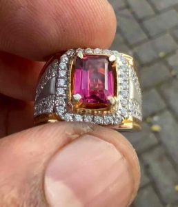 Cincin Rubellite Tourmaline Mozambique: Batu Berharga & Desain Unik