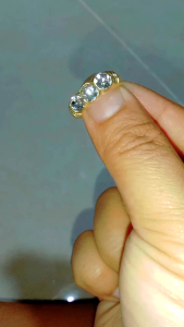 แหวนทองเหลืองหัวพลอย 3 เม็ดสีใส