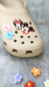 จิบิทตัวติดรองเท้า ลายดอกไม้ ตัดขอบ สีสดน่ารัก มีให้เลือกหลายสี พร้อมส่งจากร้านไทย สามารถติดตกแต่ง DIY ได้ตามชอบ