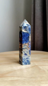💙 โซดาไลท์ ทาวเวอร์ สีน้ำเงินเข้มๆ ชิ้นค่อนข้างใหญ่ ติดไพไรต์สีทองเล็กน้อย ลายสวยมาก เป็นอีกชิ้นที่น่าสะสม / 93 g.  ( Sodalite )   ✨ ชิ้นขนาดพอเหมาะ วางตกเเต่งบ้านเก๋ๆ   🧿 สามารถสอบถามได้ตลอดเวลาครับ  📸 มี VDO ให้ชมครับ