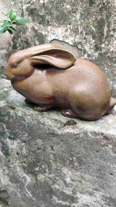 Tượng thỏ bizen đĩa cá đĩa trái đào và tống trà bizen