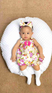 Setelan Bayi Perempuan Bahan Katun Jepang 0-12 bulan (Bonus Bando) Baju Santai Bayi Perempuan. Baju bermotif bunga tanpa lengan aksen pita merah dipadukan dengan ikat kepala bermotif.