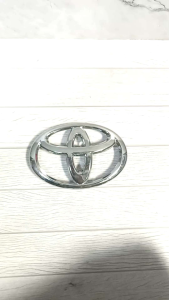 EMBLEM LOGO GRILL DEPAN GRAND FORTUNER 2012-2015 OKO4O ORIGINAL