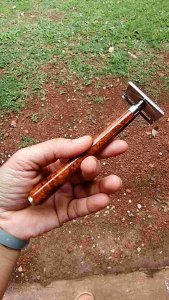 ด้ามมีดโกนไม้ปุ่มประดู่ก้นใส่ทองเหลือง