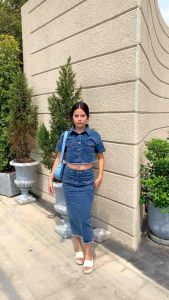 ชุดเซทยีนส์ เสื้อครอป+กระโปรงยาว เอวสูง ผ่าหลัง เสื้อคอปก แขนสั้นกระดุมหน้า แต่งกระเป๋า ใส่ได้ลุคยีนส์สุดหรู