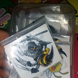 jual stiker gambar lebah/bee dengan ukuran 6x6cm & 7x6cm/stiker dengan bahan vinyl isi 2pcs stiker