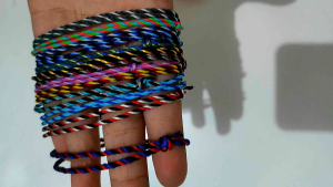 Gelang tridatu warna warni