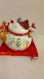 ตั้งมงคลแมวกวักญี่ปุ่นพร้อมเบาะนั่งขนาดสูง13ซม.งานเซรามิค